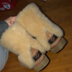 WOMEN UGG BOOTS SIZE 5 (runs small)